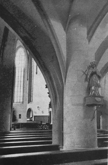 Stadtpfarrkirche, Inneres. Empore. Chor mit neuem Altar von 1950. Langhaus mit gewölbter Putz decke 1950. Schlichte Raumwirkung mit Betonung der Säulen, Rippen und Dienste.