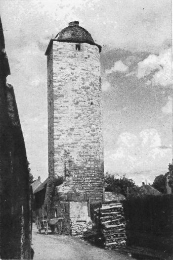 Der Mönchsturm, am Südrand der fuldischen Stadtbefestigung des Fürstabtes Konrad v. Malkocz um 1250, fünfgeschossig, mit Rest der Stadtmauer (1221—1260).