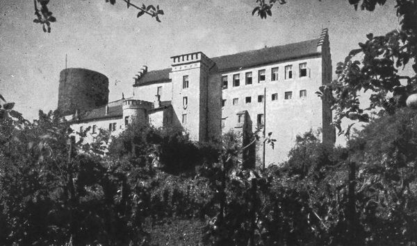 Schloß Saaleck. Bergfried romanisch von 1100. Wohngebäude 1792/ 99, erneuert 1867.