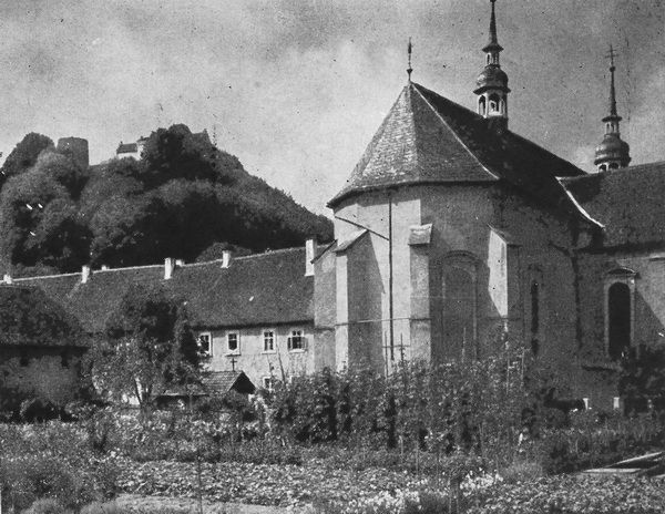 Franziskaner-Kloster. Altstadt 1649,1700. Einschiffige Barockanlage mit Chor und Nordflügel. Dachreiter. Nebenan Hausteinkapelle und bedeutsamer Kreuzweg am Schloßberg 1733.