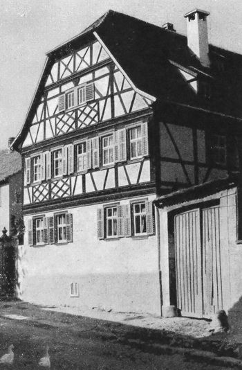 Pfarrhof zu Sulzthal. Guter fränk. Fachwerkgiebel mit Walmdach. Erneuert 1953.